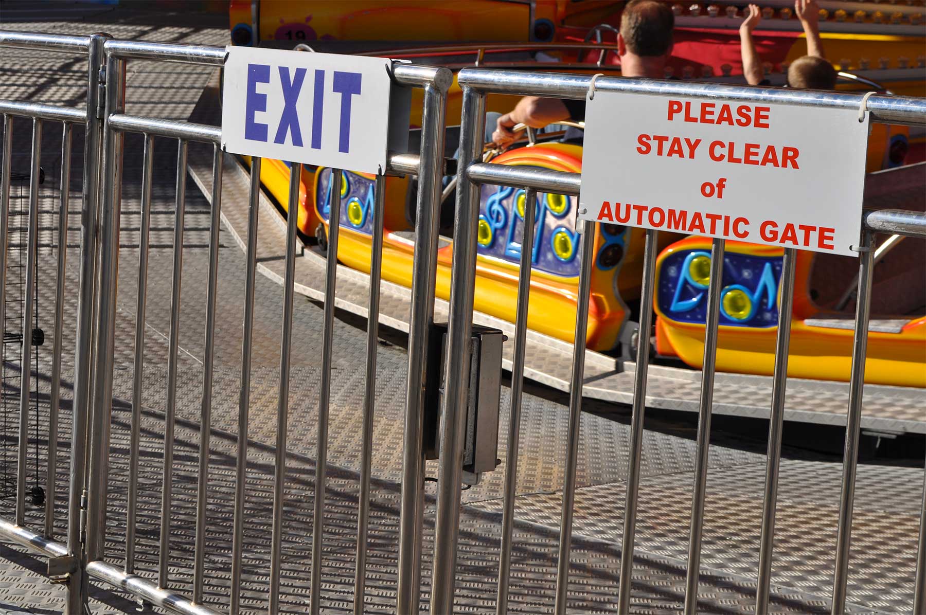 Musik Express - MAuto Locking Gate