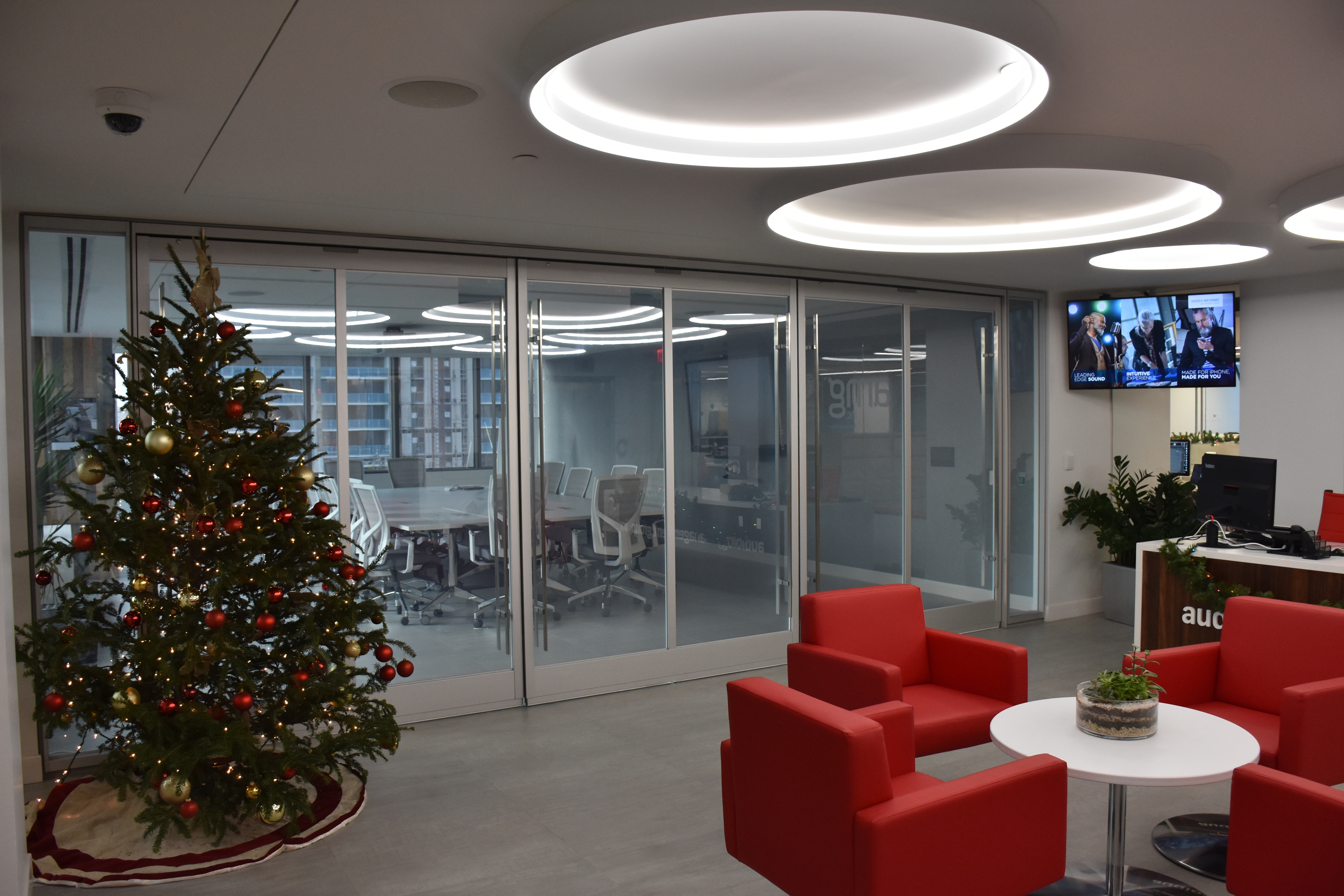 PrivacyVue™ Switchable Glass On - Transparent