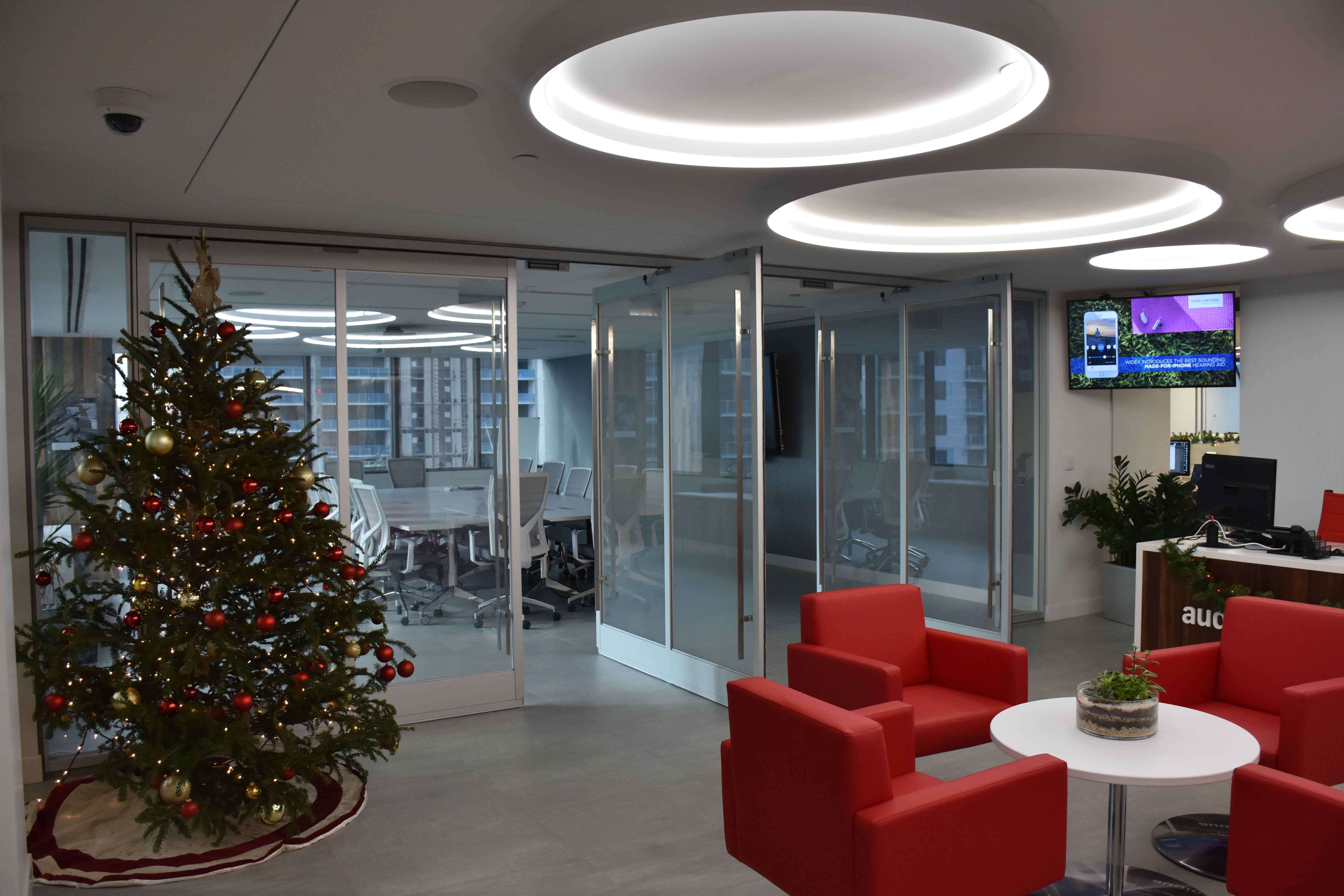 PrivacyVue™ Switchable Glass On - Transparent